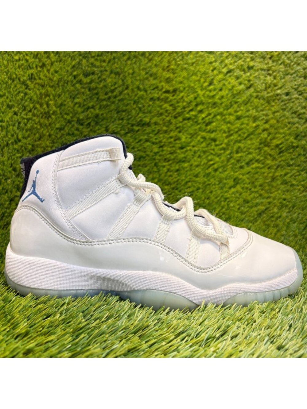 Nike Air Jordan 11 Retro Boys Size 7Y White Athletic Basketball Shoes Sneakers